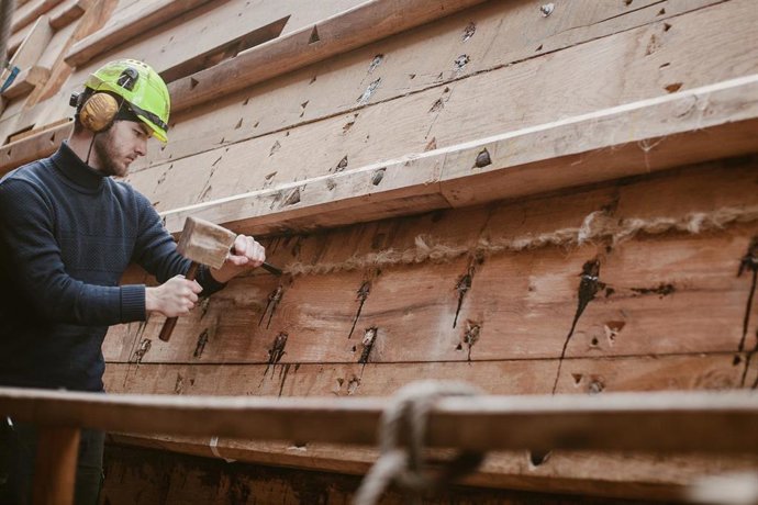 Archivo - Albaola inicia la fase de impermeabilización del casco del ballenero San Juan