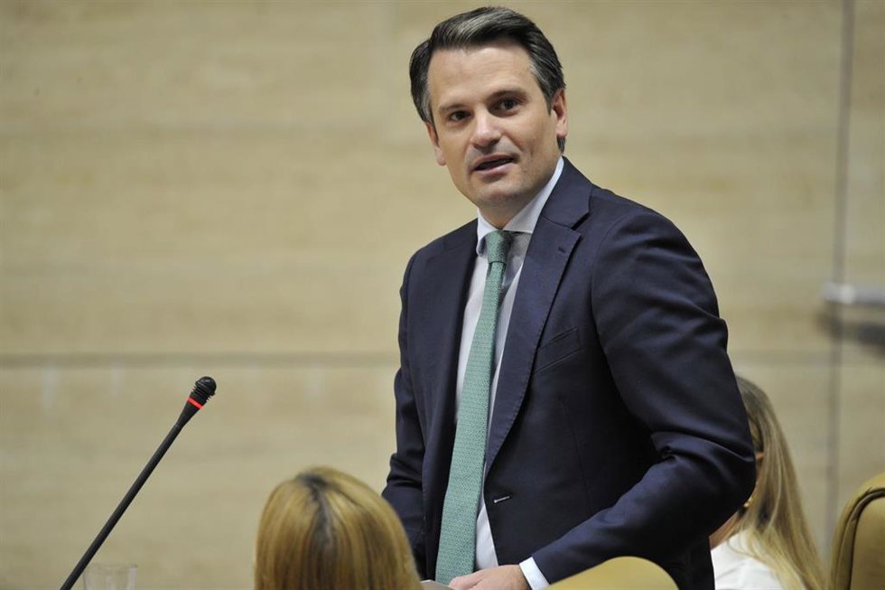 Archivo - El consejero de Presidencia, Interior y Diálogo Social, Abel Bautista, en la Asamblea de Extremadura