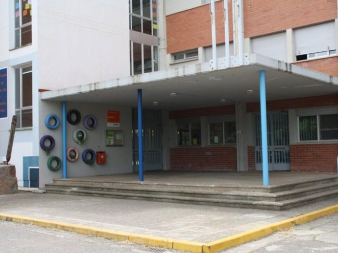 Archivo - Zaragoza.- Educación renovará la instalación eléctrica del IES Rodanas de Épila