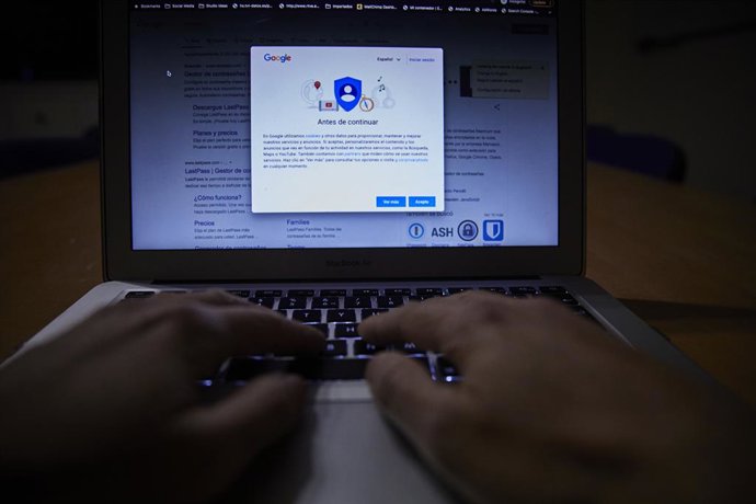 Archivo - Una persona navega en Internet con un ordenador, en Madrid (España), a 9 de febrero de 2021. Este martes 9 de febrero se celebra el Día de la Internet Segura, que en esta edición está inevitablemente marcado por la pandemia y el confinamiento, q