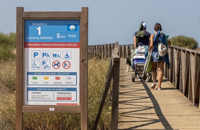 Archivo - Pasarela accesible en la playa de El Espigón de Huelva.