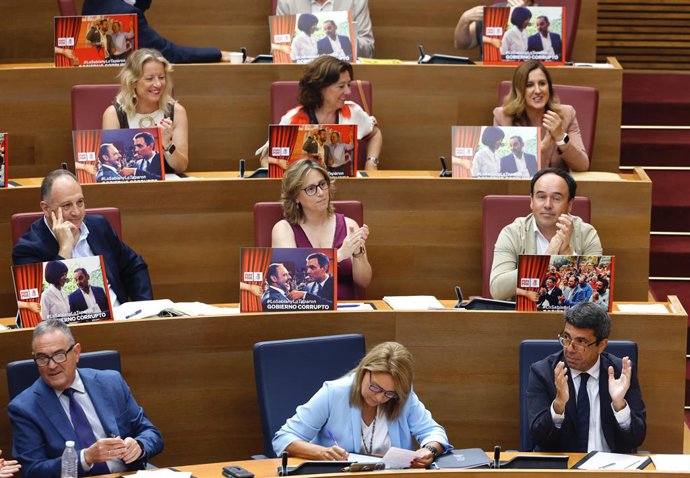 Diputats del PP exhibeixen cartells contra el Govern a Les Corts