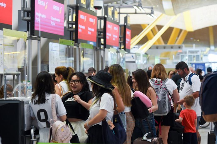 Pasajeros esperan en la entrada de la Terminal 4 de Barajas durante el colapso por falta de personal, a 2 de julio de 2025, en Madrid (España). Según fuentes consultadas por Europa Press, esta congestión se viene dando ya desde hace unos días, pero hoy ha