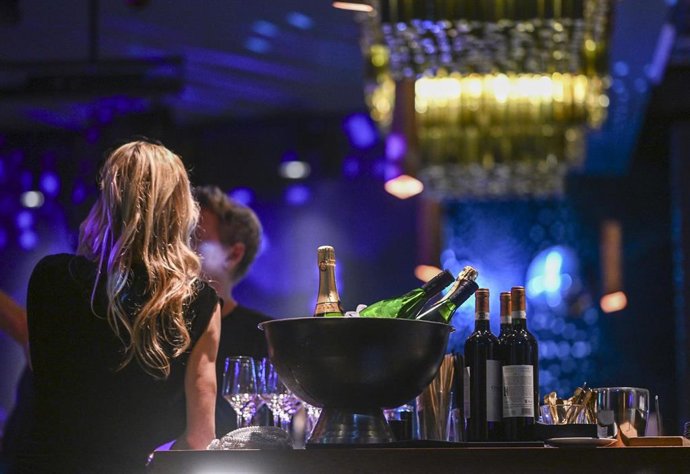 Archivo - FILED - 19 November 2024, Berlin: Champagne and wine bottles are seen at a bar in Berlin.