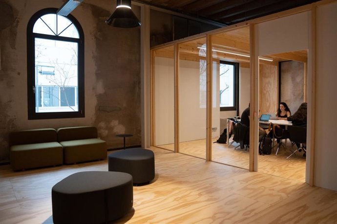 Archivo - Varias personas trabajan