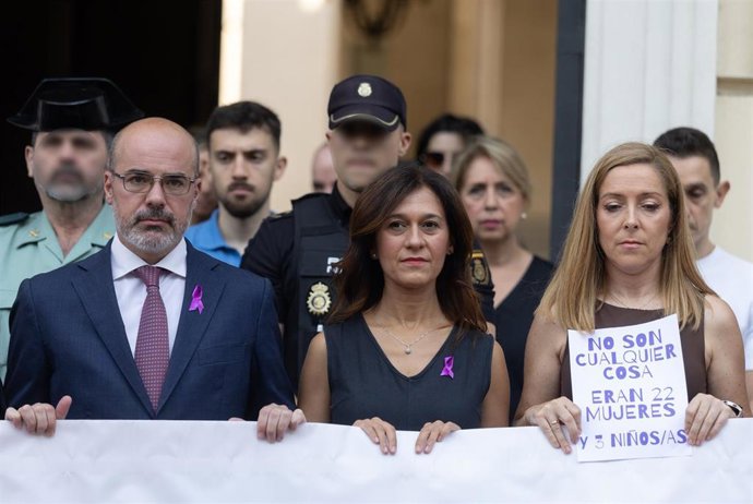 (I-D) El delegado del Gobierno en la Comunidad de Madrid, Francisco Martín, la subdelegada del Gobierno en la Comunidad de Madrid, Pilar Trinidad, y la diputada del PSOE en la Asamblea de Madrid Lorena Morales durante un minuto de silencio frente a la Del