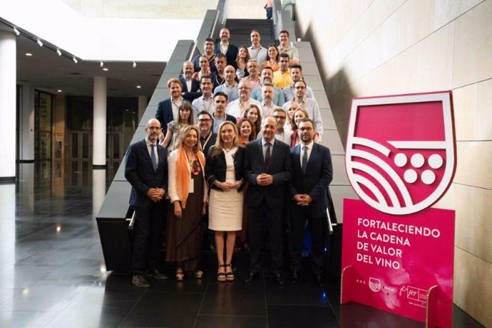 La consejera de Economía, Innovación, Empresa y Trabajo Autónomo, Belinda León, inaugura el III Foro Fortaleciendo la Cadena de Valor del Vino, organizado por Asociación de la Industria Auxiliar del Vino de Rioja