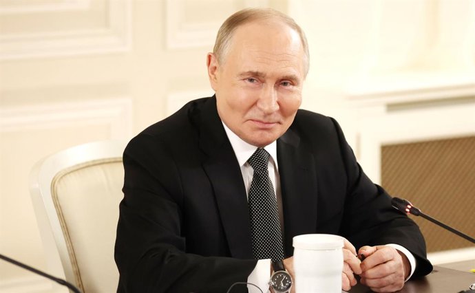 HANDOUT - 18 June 2025, Russia, Saint Petersburg: Russian President Vladimir Putin attends a meeting with heads of international news agencies, on the sidelines of the Saint Petersburg International Economic Forum (SPIEF) at the Rimsky-Korsakov Saint Pete
