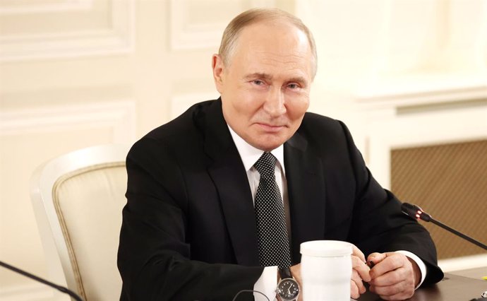 HANDOUT - 18 de junho de 2025, Rússia, São Petersburgo: O presidente russo, Vladimir Putin, participa de uma reunião com chefes de agências de notícias internacionais, paralelamente ao Fórum Econômico Internacional de São Petersburgo (SPIEF), no auditório