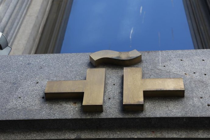 Archivo - Logo del Instituto Cervantes en el Edificio de las Cariátides (C/ Alcalá Nº 49, Madrid).