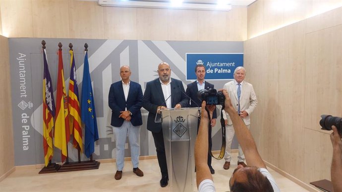 De izquierda a derecha, el regidor de Urbanismo de Palma, Óscar Fidalgo, el alcalde de Palma, Jaime Martínez, el presidente del Consell de Mallorca, Llorenç Galmés, y el conseller insular de Turismo, José Marcial Rodríguez.