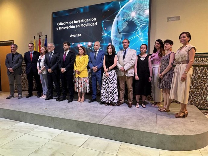 Foto de familia de la USJ y Avanza Zaragoza con motivo de la creación de la cátedra de movilidad.