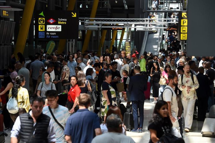 Pasajeros esperan en la entrada de la Terminal 4 de Barajas durante el colapso por falta de personal, a 2 de julio de 2025, en Madrid (España). Según fuentes consultadas por Europa Press, esta congestión se viene dando ya desde hace unos días, pero hoy ha