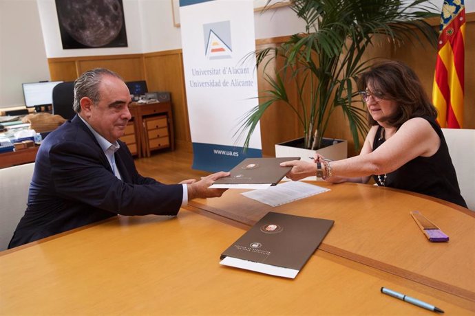 Firma del convenio entre Ineca y la UA