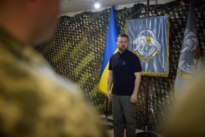 Archivo - Arquivo - HANDOUT - 29 de julho de 2024, Ucrânia, Vovchansk: O presidente ucraniano Volodymyr Zelensky (C) visita um posto de comando do exército perto da pequena cidade em conflito de Vovchansk, na região de Kharkiv, perto da fronteira russa. F