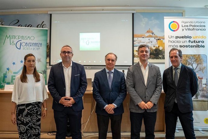 Foto de familia con ocasión de la jornada de la FAMP celebrada en la Casa de la Cultura de Los Palacios y Villafranca para la puesta en valor del comercio local.