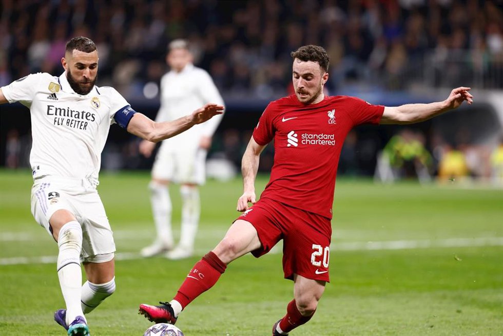 Archivo - Diogo Jota ante Karim Benzema en un Real Madrid-Liverpool de la Liga de Campeones