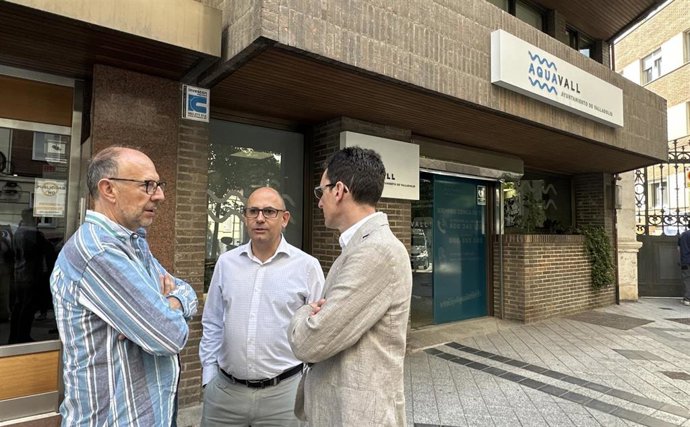 Los concejales socialistas Juan Carlos Hernández, Luis Vélez y Pedro Herrero frente a la sede de Aquavall.