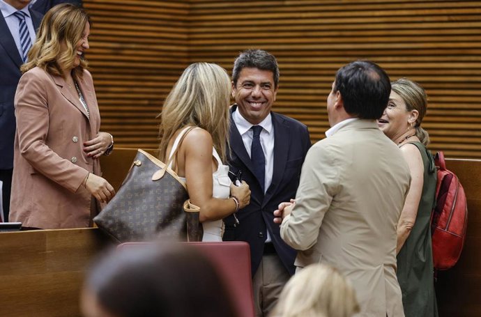 El presidente de la Generalitat valenciana, Carlos Mazón, llega a una sesión de control en Les Corts Valencianes, a 3 de julio de 2025, en Valencia