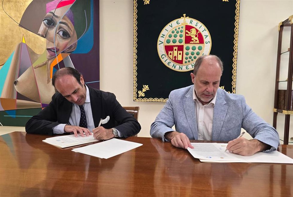 Firma del nuevo convenio entre el rector Nicolás Ruiz y el director general de la Fundación SAFA, Francisco de Asís del Barco