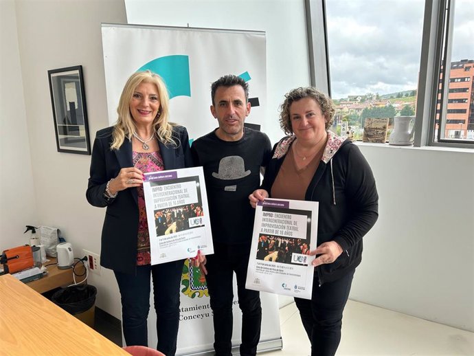 Aurora Cienfuegos, concejala de Cultura; Javier Vicario, director del Encuentro, y Pilar Santianes, concejala de Mayores, Patrimonio y Atención Ciudadana