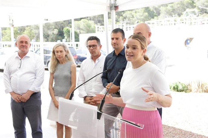 La presidenta del Govern, Marga Prohens, atiende a la prensa tras una visita a la planta de sa Coma