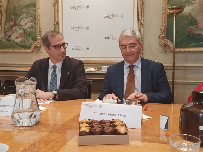 Archivo - EL presidente de la AEPD, Lorenzo Cotino Hueso, y el adjunto, Francisco Pérez Bes.