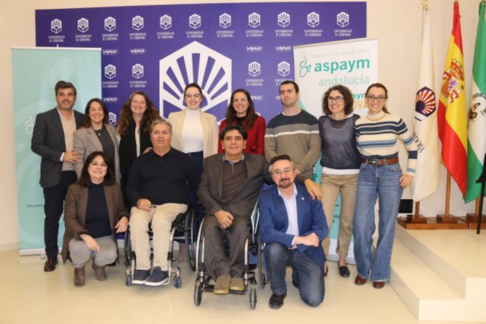 Representantes de Aspaym Andalucía y de la UCO en una imagen de archivo.