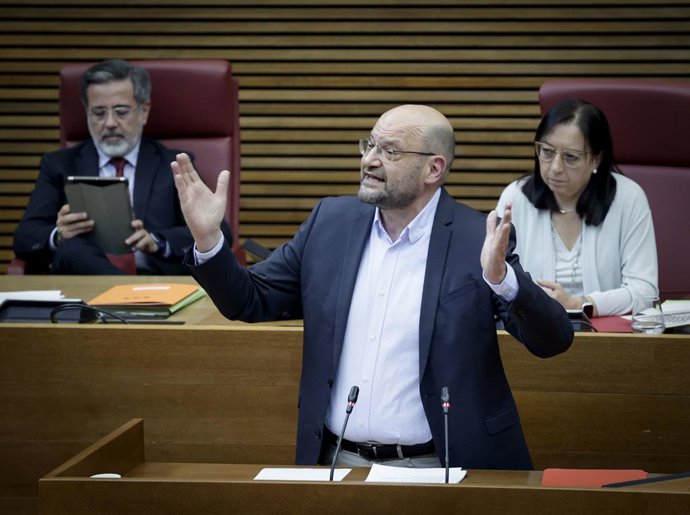 El diputat de Compromís Jesús Pla en el ple de Les Corts