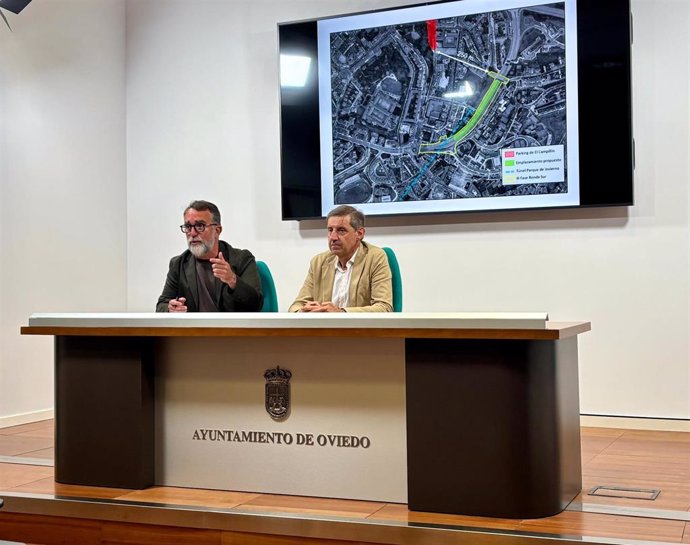 El concejal del PSOE en el Ayuntamiento de Oviedo, Juan Álvarez y el portavoz, Carlos Fernández Llaneza, en una rueda de prensa sobre el aparcamiento de El Campillín.