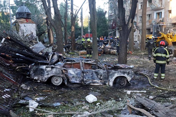 23 de junho de 2025, Kiev, Ucrânia: Bombeiros trabalham no local de um prédio de apartamentos atingido por ataques de drones e mísseis russos, em meio ao ataque da Rússia à Ucrânia. A Ucrânia disse em 23 de junho que "outro ataque maciço" a Kiev por drone