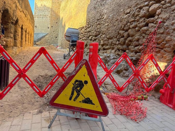 Las obras en el Castillo de Alcalá de Guadaíra para incorporar el sistema de iluminación.