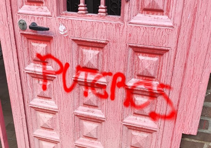 Vandalizan la sede del PSOE en Leganés con una pintada que les llama "puteros"