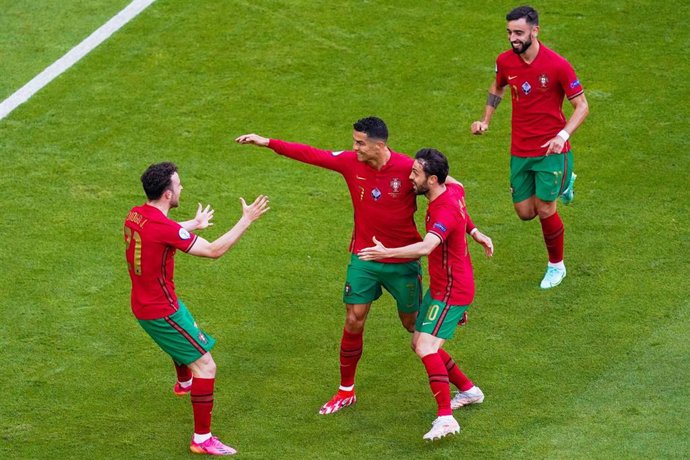 Archivo - Cristiano Ronaldo  Bruno Fernandes y Bernardo Silva celebran un gol con Diogo Jota