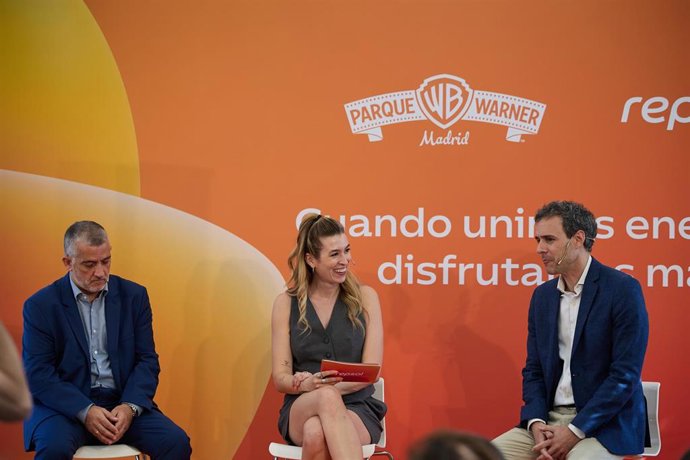 El director de Comunicación y marca Repsol, Marcos Fraga, la presentadora, Eva Soriano, y el director general de Parque Warner y director del sur de Europa en Parques Reunidos, Diego García, durante la firma del acuerdo de colaboración.