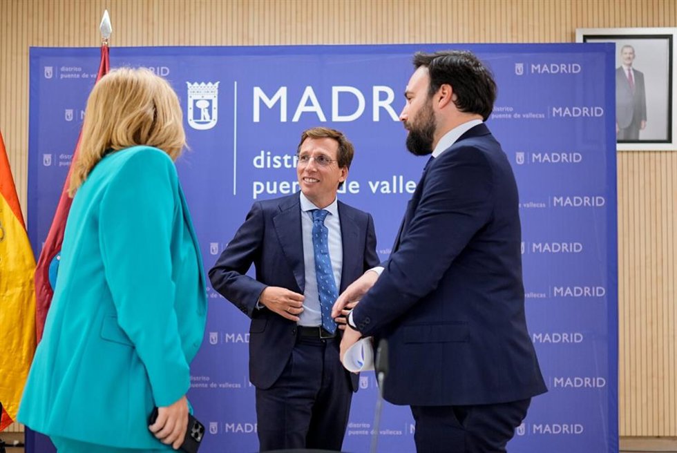 Archivo - El concejal presidente del distrito, Ángel Niño, junto al alcalde de Madrid, José Luis Martínez-Almeida, y la vicealcaldesa, Inma Sanz.