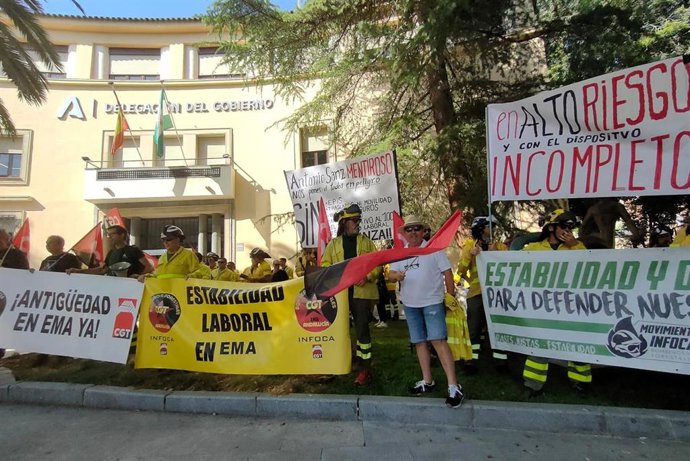 Concentración para denunciar la falta de medios en el Plan Infoca.