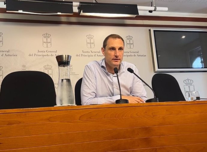 El secretario general de Foro Asturias y diputado del Grupo Mixto, Adrián Pumares, en rueda de prensa.