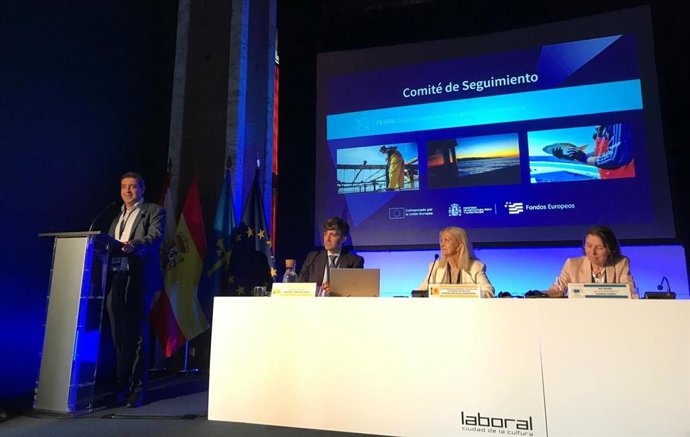 El director general de Pesca Marítima, Francisco González (a la izda. En la imagen), durante la reunión del comité de seguimiento del Fondo Europeo Marítimo de Pesca y Acuicultura (Fempa).