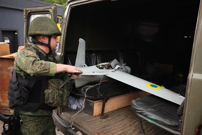 Imagem de arquivo de um militar russo com um drone.