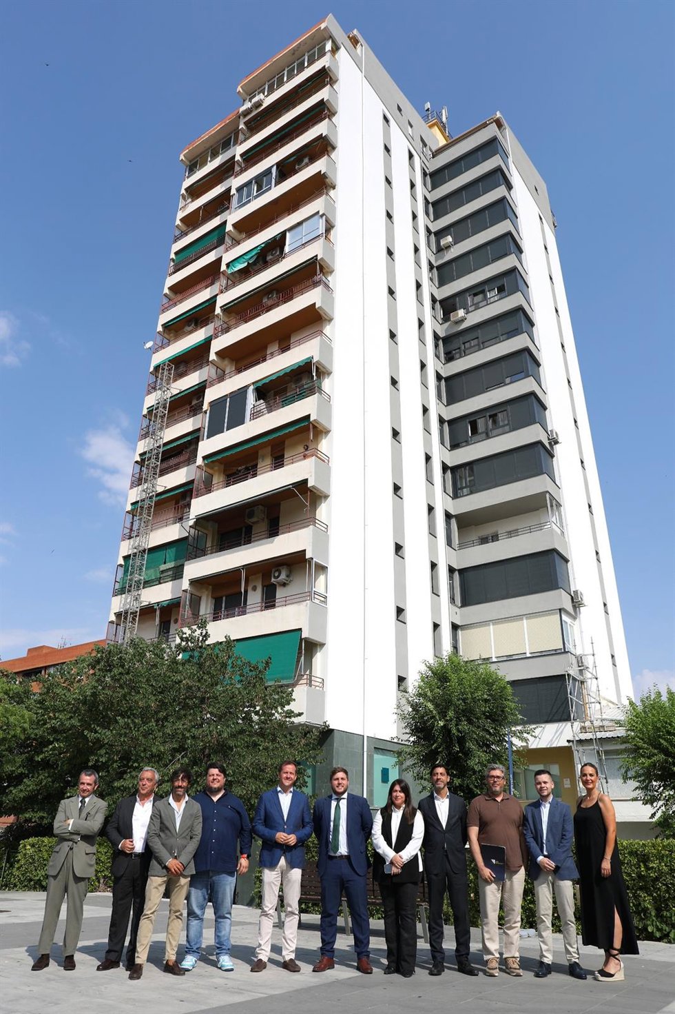 El consejero de Fomento, Nacho Hernando, y el alcalde, Carlos Velázquez, visitan las obras de rehabilitación de las comunidades de propietarios de Fuentebrada y Jardines 202, en calle Río Fuentebrada, 5 en Toledo.