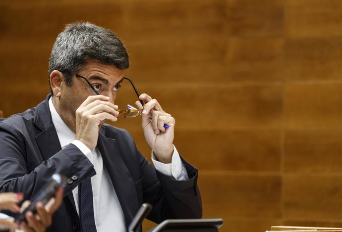 El president de la Generalitat, Carlos Mazón, durant una sessió de control a Les Corts Valencianes