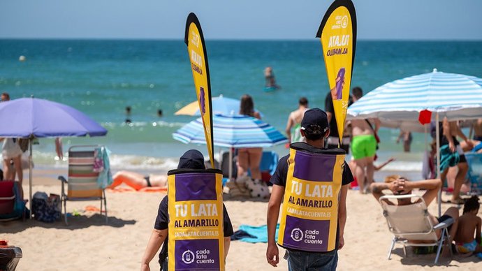 Cada Lata Cuenta lanza la campaña 'Tu lata al amarillo' para concienciar sobre el reciclaje en la playa.