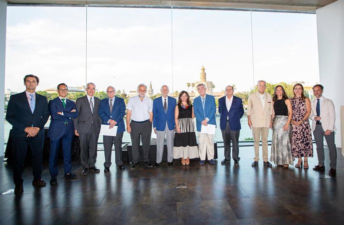 La presidenta, Helena Ruiz (en el centro) y la Junta de Gobierno del Colegio Oficial de la Arquitectura Técnica de Sevilla con los homenajeados que han cumplido 50 años de colegiación.