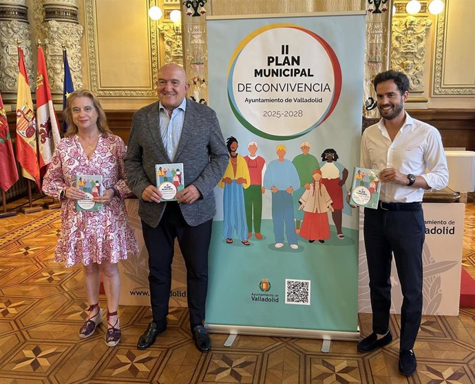 El alcalde de Valladolid, Jesús Julio Carnero, en el centro, junto al concejal de Personas Mayores, Familia y Servicios Sociales, Rodrigo Nieto; y la técnico municipal Elena Piñeno.