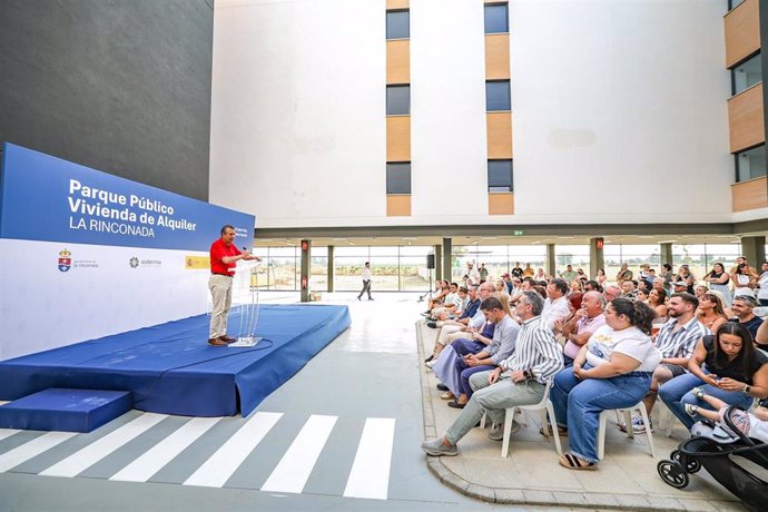 El alcalde de La Rinconada, en el acto de entrega de 24 viviendas en alquiler, financiadas en un 72% con fondos propios del Consistorio.