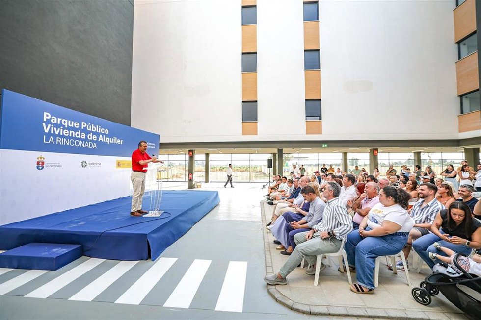 El alcalde de La Rinconada, en el acto de entrega de 24 viviendas en alquiler, financiadas en un 72% con fondos propios del Consistorio.