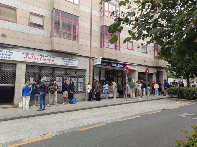 Decenas de jóvenes hacen cola desde la madrugada para conseguir piso en Santiago: