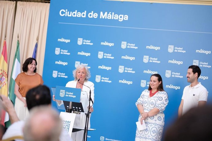 Las concejalas delegadas de Juventud, Cultura y Patrimonio Histórico y el distrito Cruz del Humilladero, Mercedes Martín, Mariana Pineda y Teresa Porras, respectivamente, acompañadas de José Antonio Martín, presidente de la asociación anfritiona.