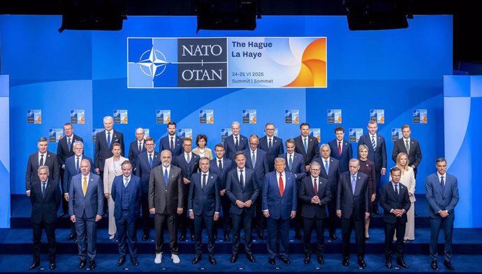 Foto de família durante o segundo dia da Cúpula da OTAN em 25 de junho de 2025 em Haia, Holanda. A cúpula é marcada pela recusa da Espanha em aumentar os gastos com defesa para 5% do PIB.